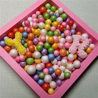 Winzige Styroporperlen